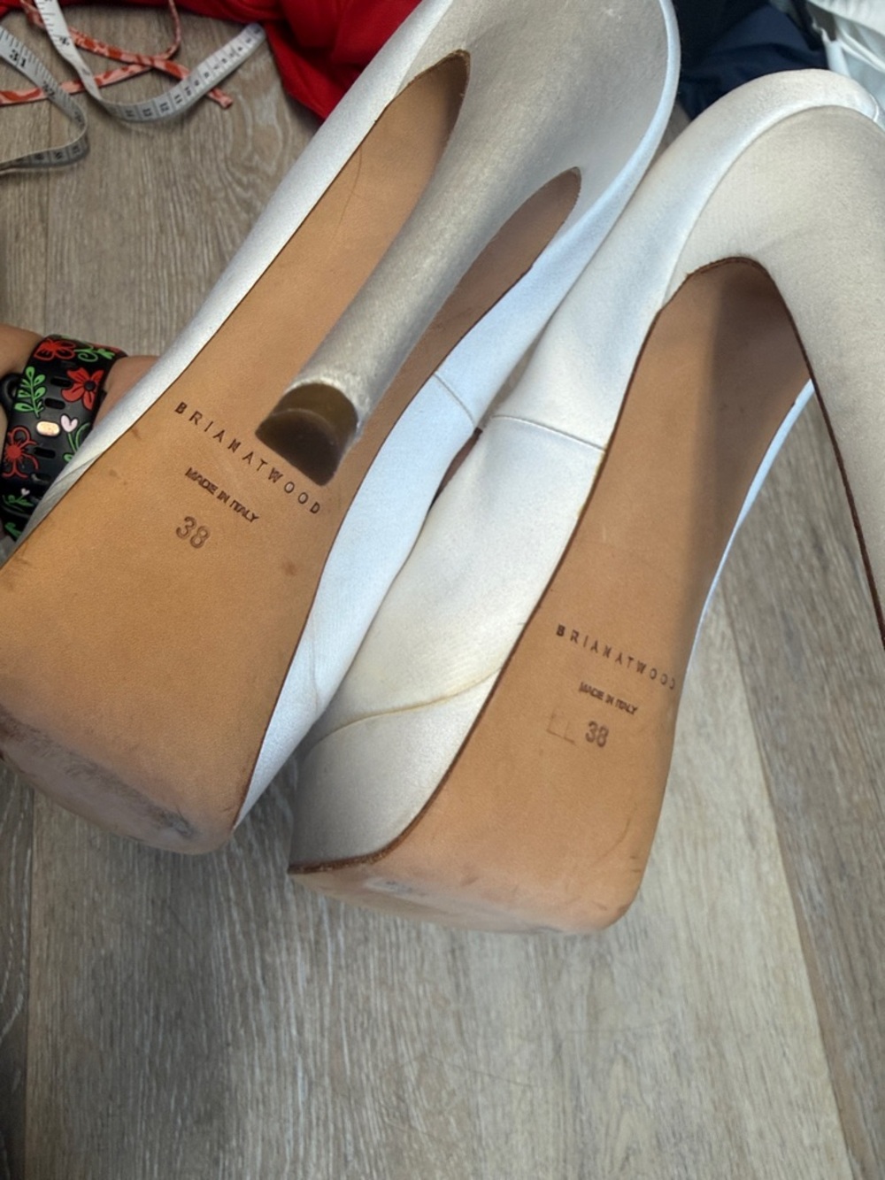 B Brian AtWood Ivory Satin Women's Pumps - Classic Court EUR 38 - Picture 5 of 9
